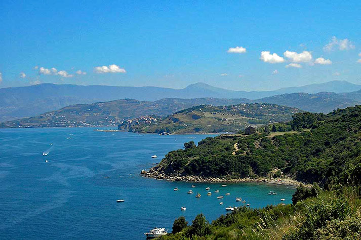 Die Cilento Küste, mit Blick auf das Meer und die grünen Hügel