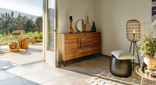 Blick vom Wohnbereich auf die Terrasse