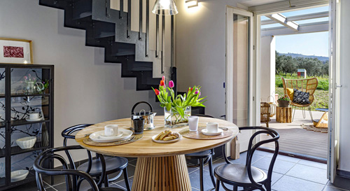 Die Küche mit Treppe zur Schlafgalarie