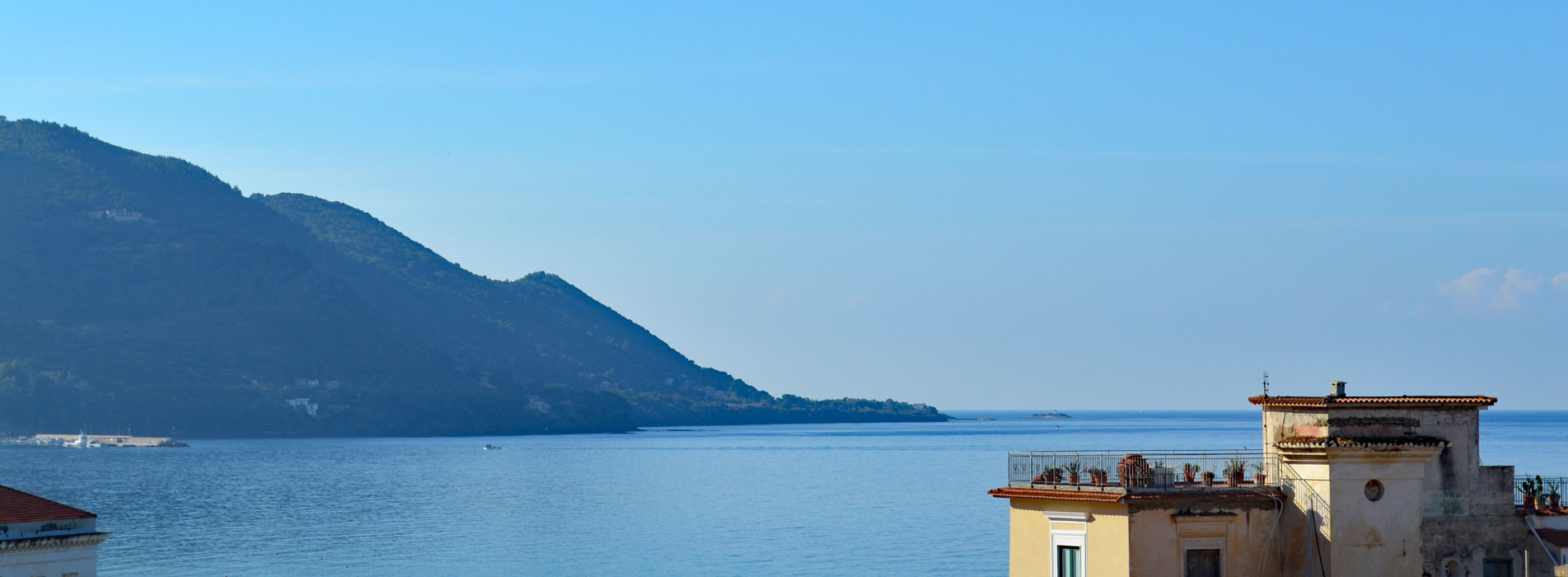 Attico, Blick von der Terrasse auf das Meer