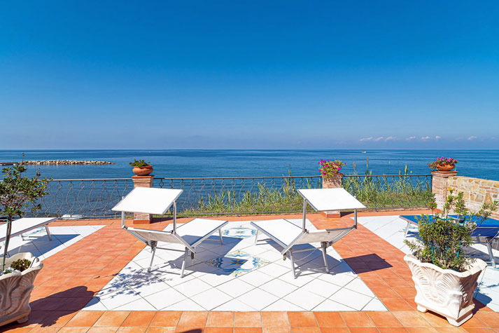 Blick von der Terrasse aufs Meer