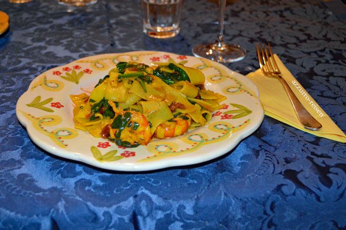 pasta fresca con gamberoni e spinacci