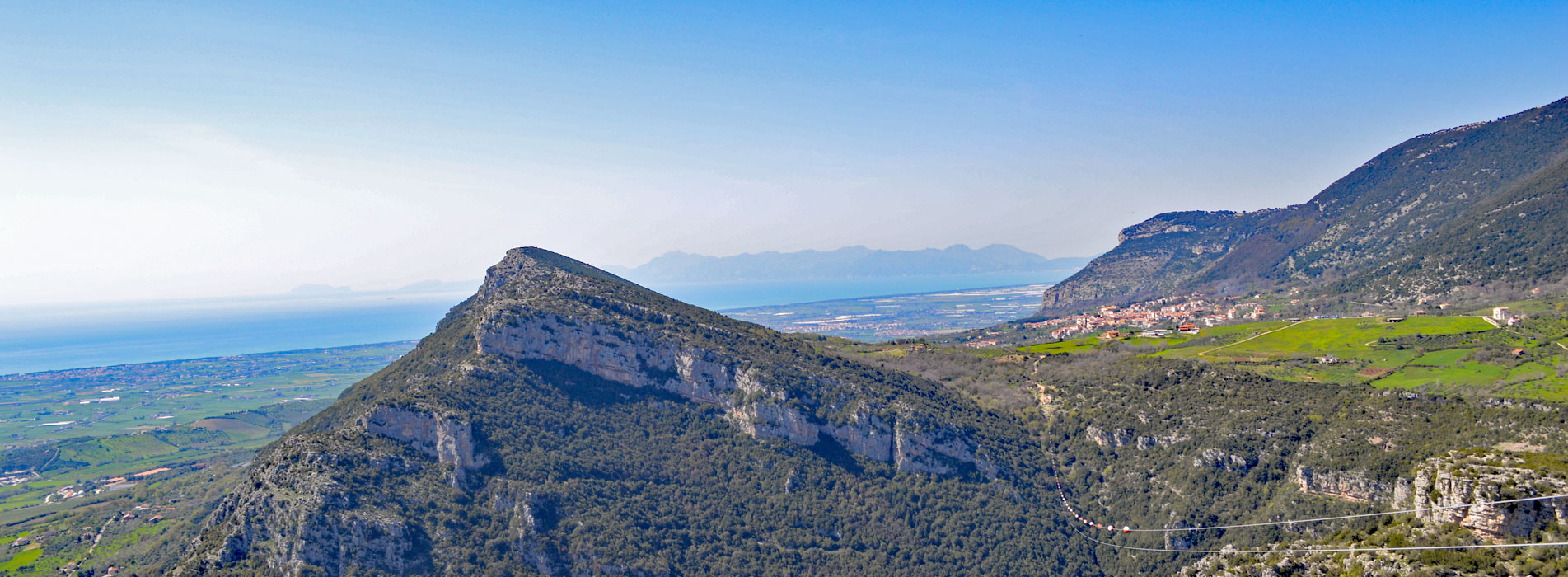 Ausblick von Trentinara auf den Monte Sottano un das Meer