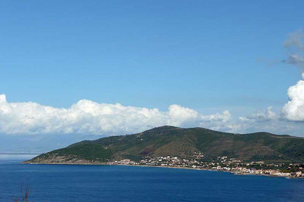 Blick auf die gegenüber liegende Halbinsel Monte Tresino