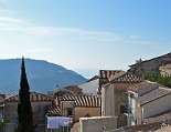 Blick über die Häuserddächer von Castellabate auf den Monte Licosa
