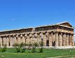 Eine der gut erhaltenen griechischen Tempelanlagen in Paestum