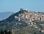 Das mittelalterliche Castellabate vom Monte Licosa betrachtet
