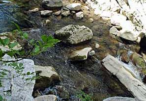 Ein kleiner Wasserfall am Calorefluss