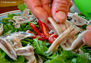 Salat mit frischen Sardinen