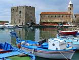 Im Hafen von Acciaroli - Fischerboote, die Kirche und ein Sarazenenturm