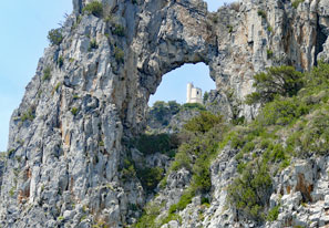 Durch den Felsen, der Leuchtturm von Palinuro
