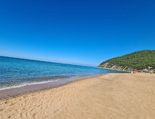 Der lange Sandstrand von Lago