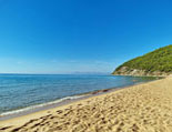 Der lange Sandstrand in Lago Richtung Tresino