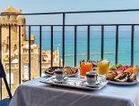 Frühstück auf dem Balkon mit Meerblick