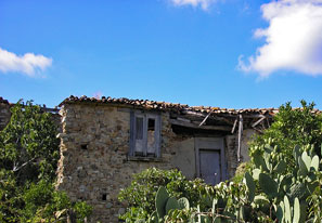 Haus im verlassenen Dorf Roscigno Vecchio Haus im verlassenen Dorf Roscigno Vecchio