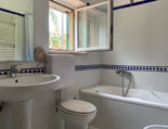Das Badezimmer im Obergeschoß