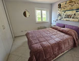 Ein Doppelzimmer mit Fenster zum Garten