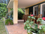 Seitliche Terrasse mit großem Essplatz
